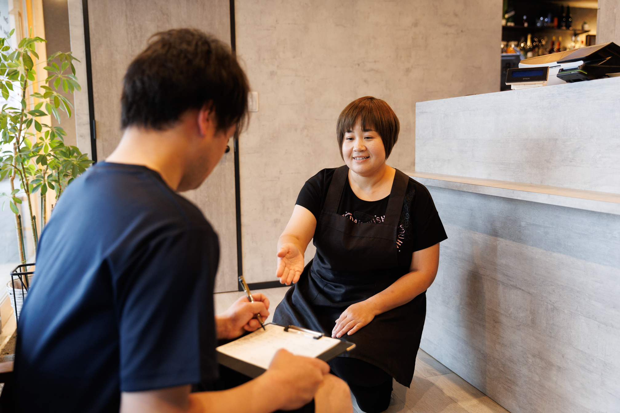 施術前のカウンセリングで体の状態をヒアリングする様子｜北戸田 Lect reflexology